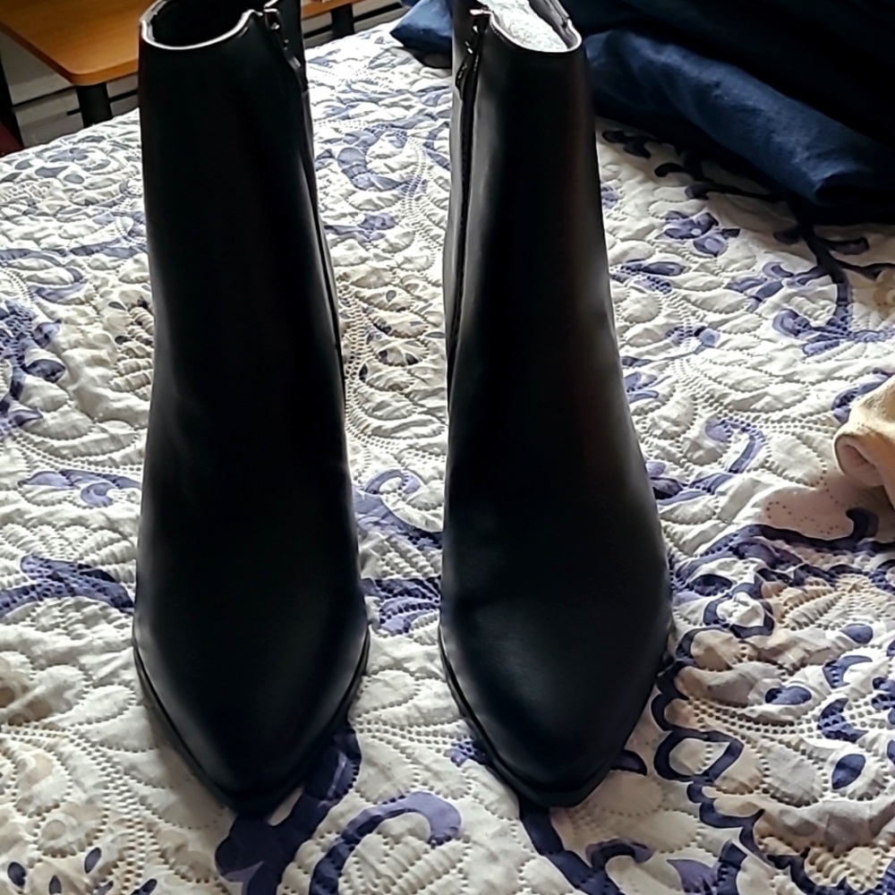 🆕 NWT faux leather booties size 🔟
